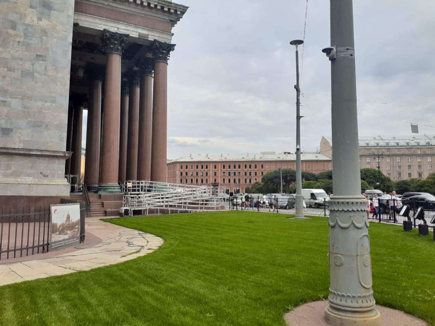 Какие факторы влияют на цену укладки рулонного газона: Понимание стоимости услуг