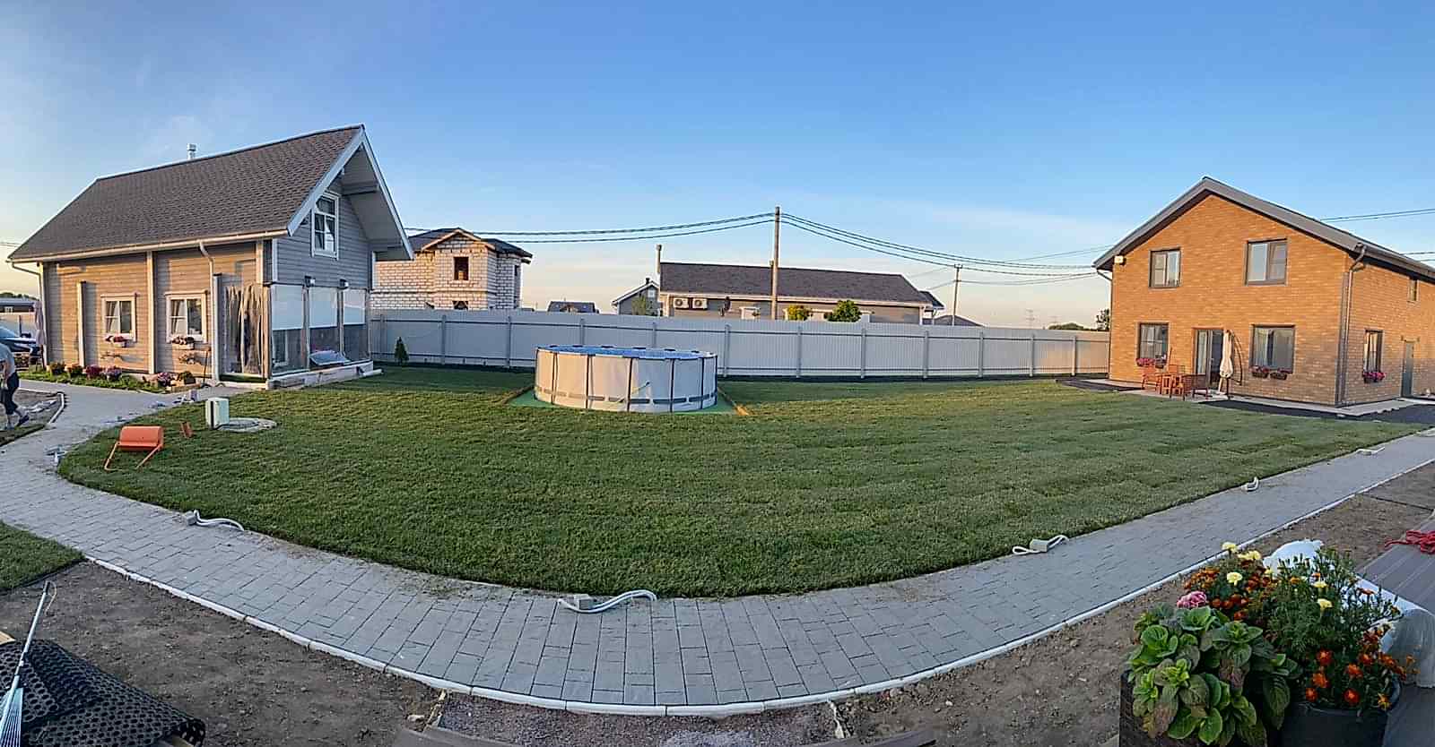 Как защитить новый газон от животных и птиц